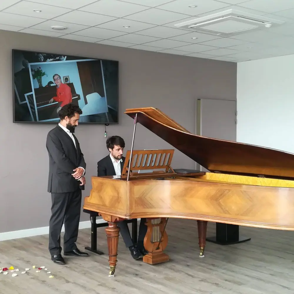 Un pianiste interprète quelques airs au crématorium